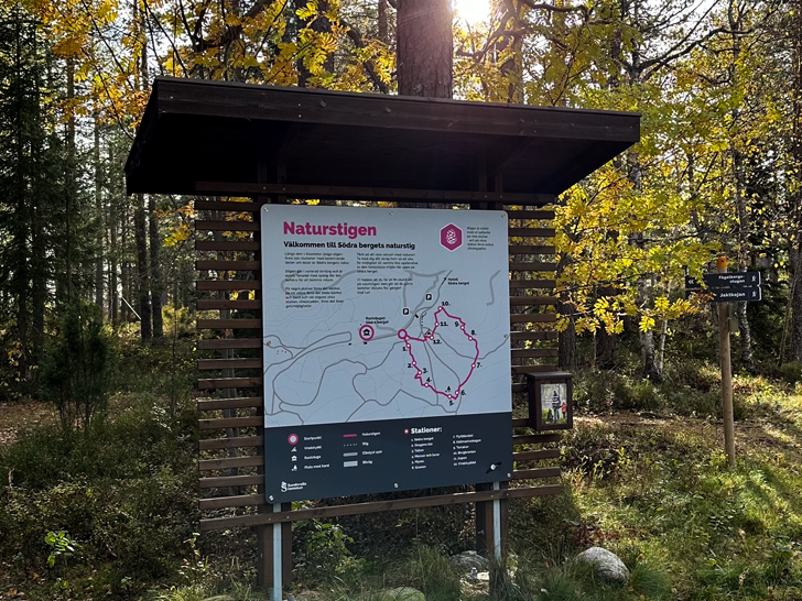 Bild som visar startskylten för Naturstigen på Södra Berget i Sundsvall.